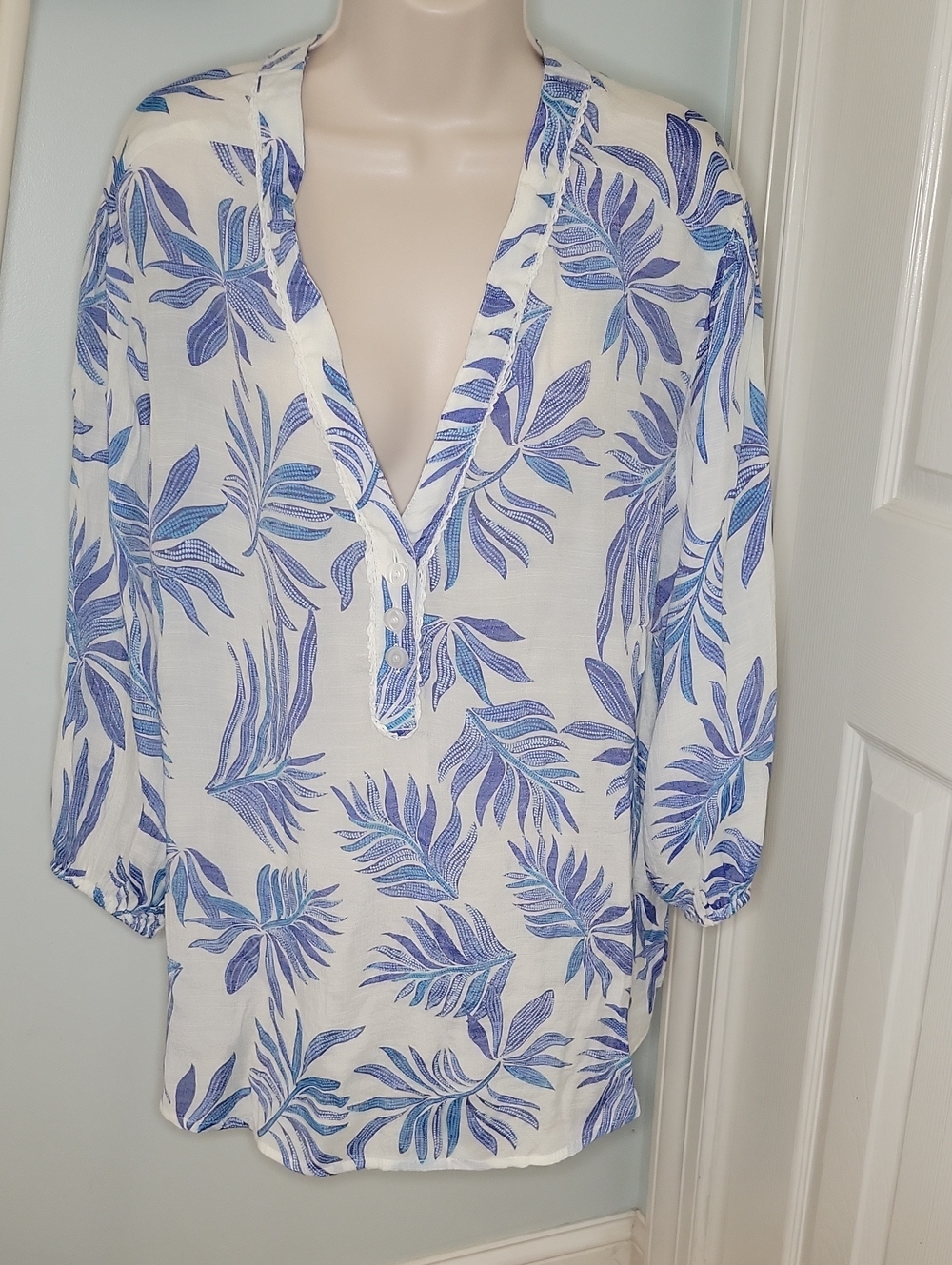 Harve Benard Tropical Blue & White Tunic Blouse With Crochet Accent Size 2XL